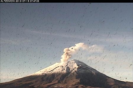 Popocatépetl de nuevo lanzó ceniza; se mantienen exhalaciones