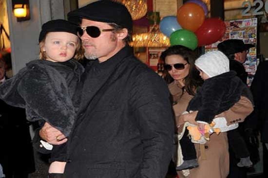 Jolie y Pitt pasean con sus gemelos en Nueva York