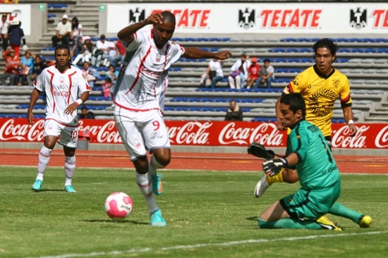 Lobos BUAP aulló en CU, derrotó 2-1 a Leones Negros