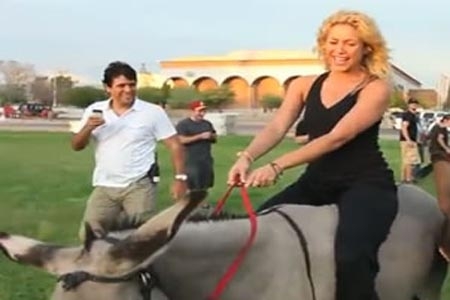 Shakira en carrera de burros