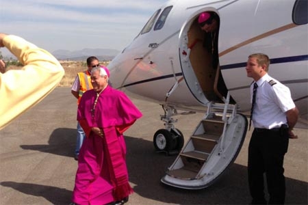 Nuevo arzobispo de León viaja en jet privado