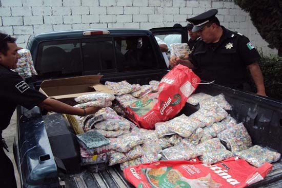 Agentes de Vialidad Estatal detienen en el periférico camioneta cargada con cohetones
