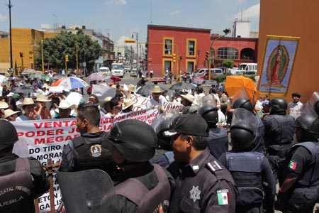 Defraudados por cajas de ahorro sitiaron acto de Moreno Valle