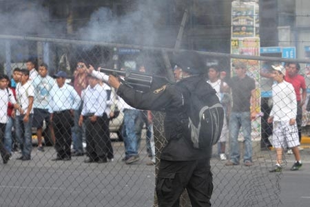 Policía gasea a comerciantes de La Fayuca