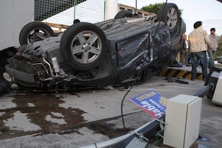 Aparatosa volcadura de vehículo en la 31 Poniente