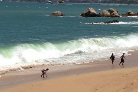Alertan por olas de hasta 2.5 metros en Acapulco