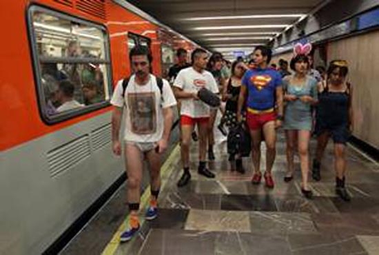 Sin pantalones viajan en el metro