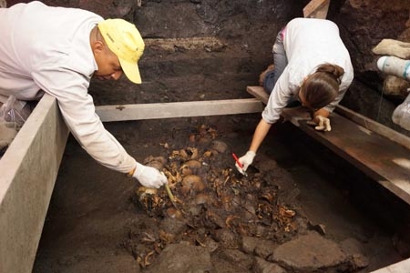 INAH localizó piedra de sacrificios y cráneos en el Templo Mayor