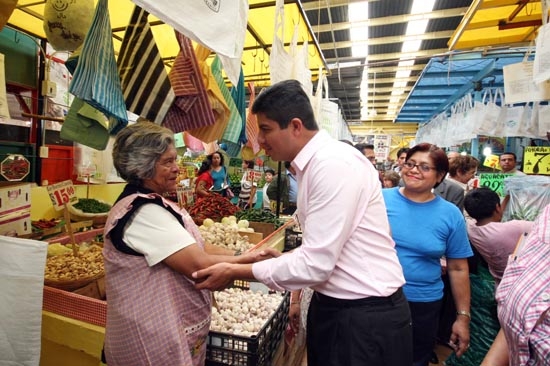 Eduardo Rivera entregó obras de modernización del mercado Zapata