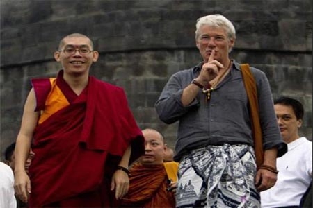 Richard Gere visita templo budista