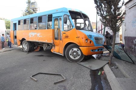 Transporte público y camión repartidor colisionaron en la colonia Santa María