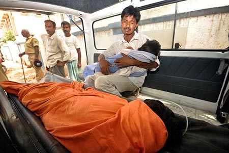 Mueren 21 niños en India por desayuno escolar contaminado