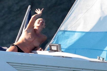 Kate Moss regala topless en Francia