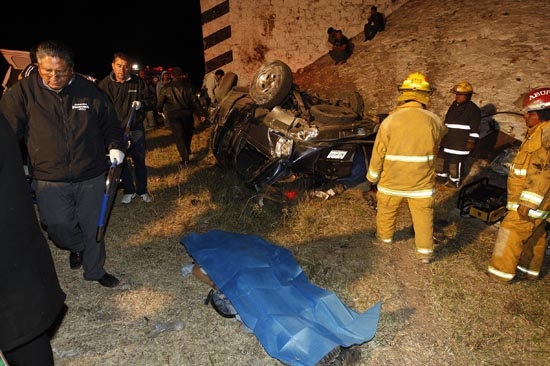 Tres muertos, saldo de volcadura en la Vía Atlixcáyotl