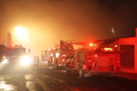 24 locales afectados por incendio en Tianguis de La Piedad