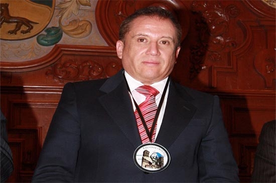 Enrique Agüera recibe el premio Forjadores de Puebla