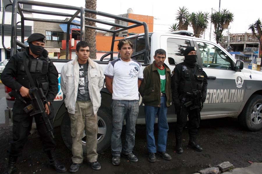 Policía Metropolitana detiene a tres ladrones de comercios en Puebla