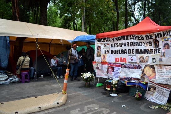 Murillo Karam se reúne con madres en huelga de hambre