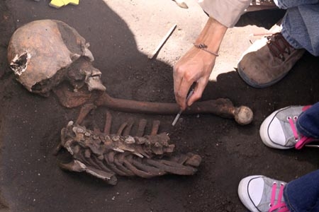 Descubren osamenta prehispánica en San Andrés Cholula