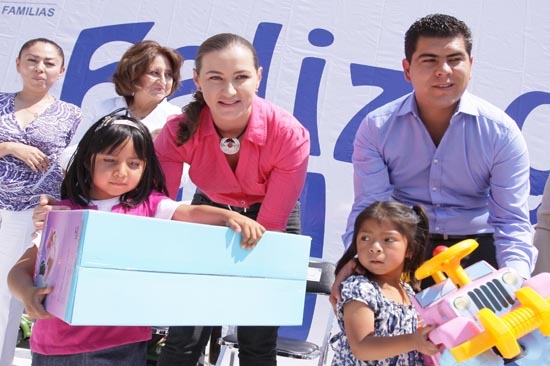 Martha Erika Alonso entrega 8 mil juguetes a niños de Tlachichuca