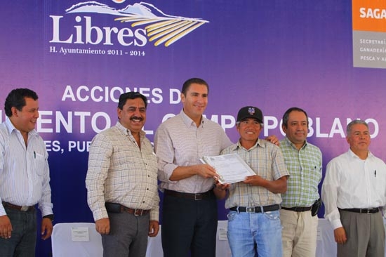 RMV entrega apoyos por 6.6 mdp a campesinos de Libres, Cuyuaco y Ocotepec