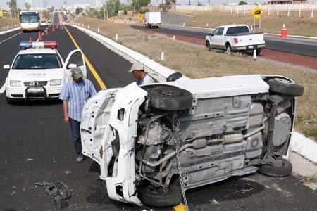 Exceso de velocidad provocó volcadura en la vía Atlixcáyotl