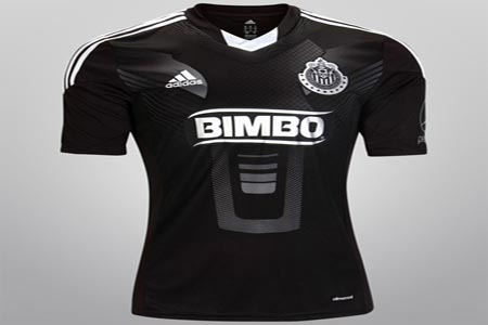 Chivas estrena uniforme de gala
