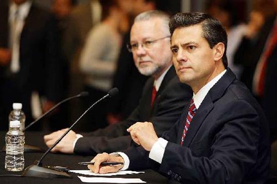 Peña Nieto y su oso en la Feria Internacional del Libro