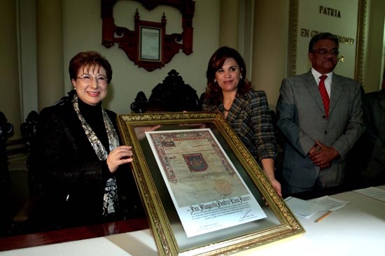 Alcalá entrega copia de la Cédula Real de Puebla a Margarita Luna Ramos