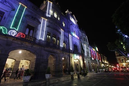 Palacio Municipal luce iluminación con motivo de las fiestas patrias