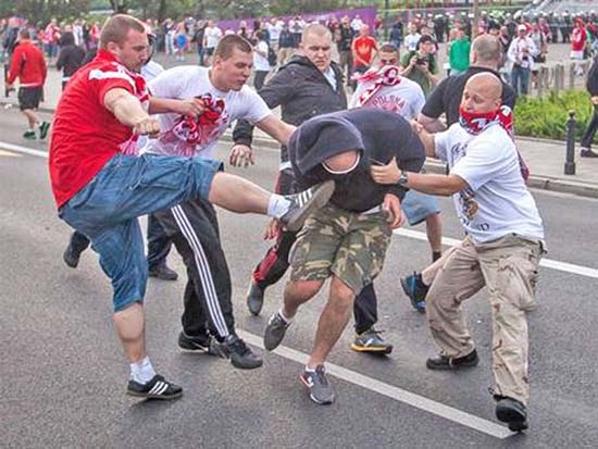 SRE condena agresión de 300 hooligans polacos contra marinos mexicanos