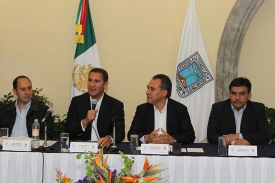Moreno Valle suscribe acuerdo con el gobernador de Morelos