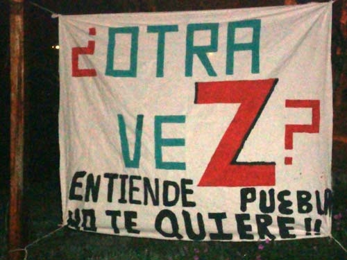 Colocan mantas en repudio a intento de imposición de Zavala