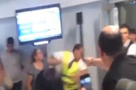 Video: Pasajeros de VivaAerobús golpean a empleado por cancelación de vuelo