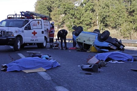 Taxi volcó en autopista Amozoc-Perote, tres muertos y un herido