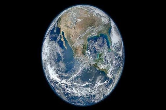 NASA revela foto de la tierra desde el espacio