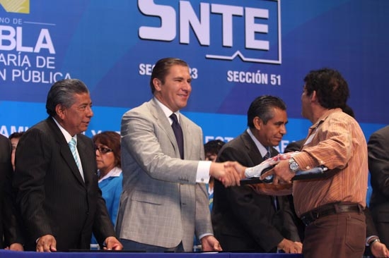 RMV entrega 2 mil 300 reconocimientos a maestros por antigüedad