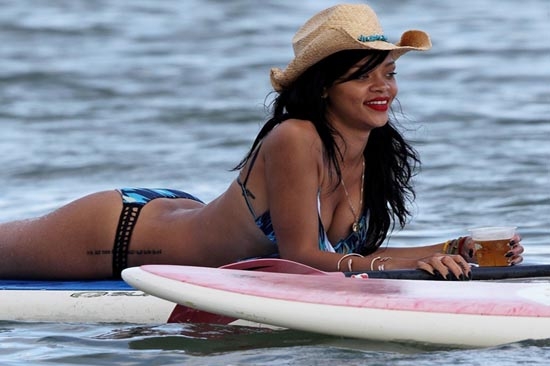 Rihanna, la más sexy en bikini para People