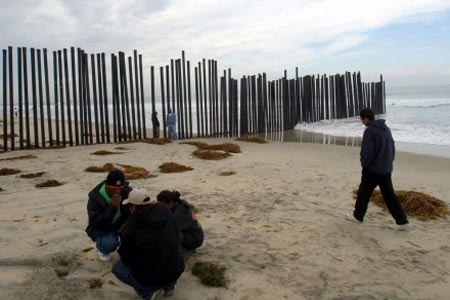 Mafias de polleros abandonan a migrantes en mar abierto: Marina