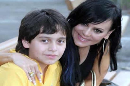 Hijo de Maribel Guardia se divierte en table dance