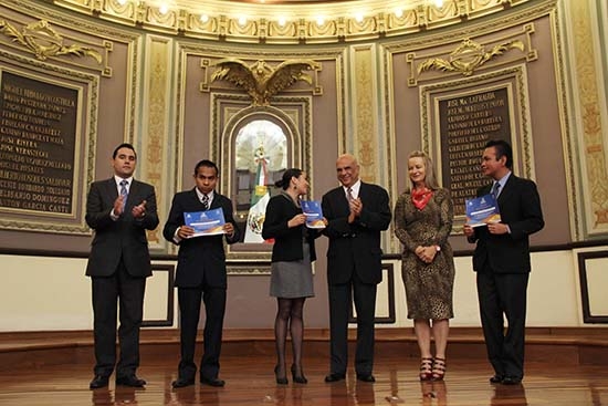 Puebla premia a ganadores del Concurso Estatal de Oratoria 2013