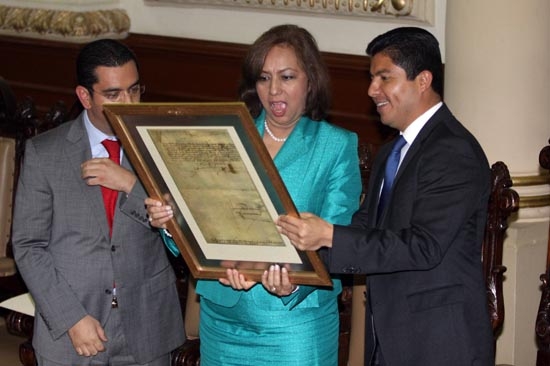 Ex Tesorera de EU recibe Cédula Real de Puebla