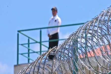 SSP halla más televisores y teléfonos que droga en el penal de Huejotzingo