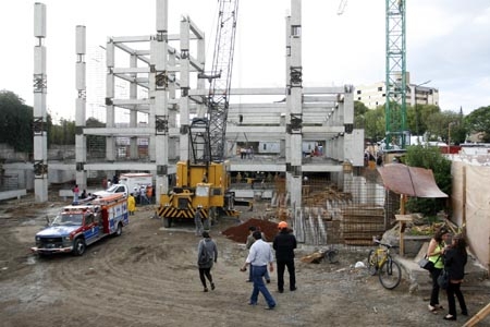 Cae trabe de obra de nuevo edificio de la PGJ; un muerto