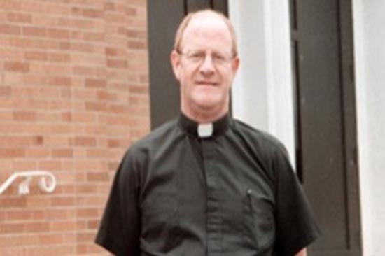 Sacerdote gasta limosnas en pornografía