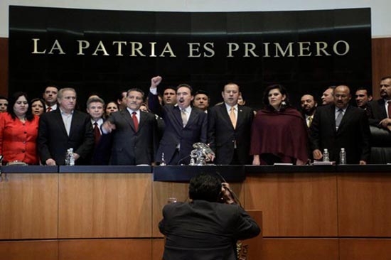 Senadores del PAN y PRD revientan sesión; PRI toma la tribuna