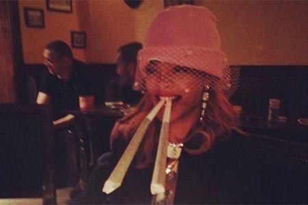 Rihanna presume cigarros de marihuana en internet