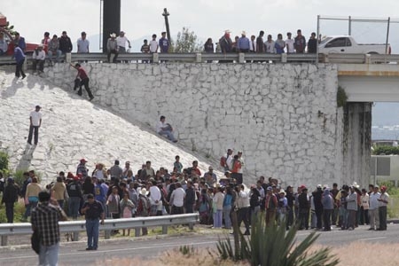 Campesinos de Santa Clara Ocoyucan cerraron la autopista a Atlixco