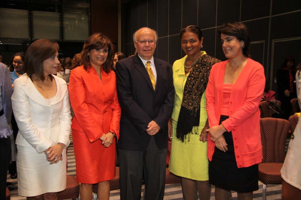 Blanca Alcalá se codea con Josefina Vázquez, Sauri y rector de la UNAM