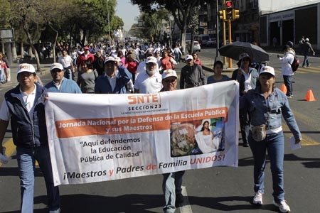SNTE 23 y 51 realizaron marcha y jornada deportiva en protesta a la Reforma Educativa